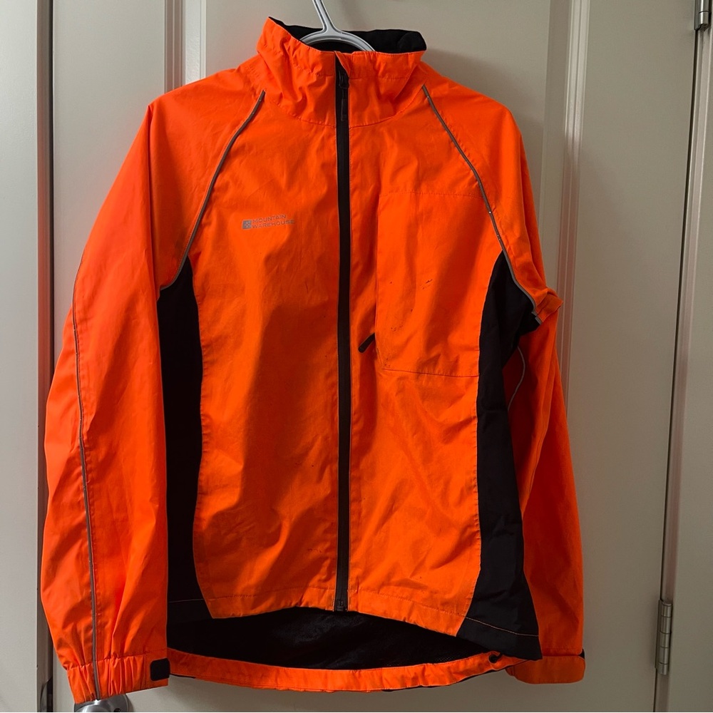 Hiking coat wind resistant